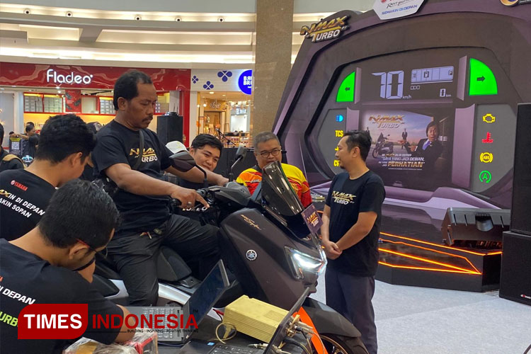 Pengunjung mencoba Yamaha Nmax Turbo di NMAX Turbo Exhibition 2024. (FOTO: Yamaha STSJ for TIMES Indonesia).