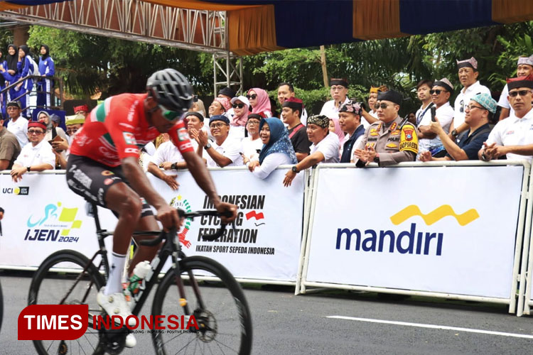 Nampak Kapolresta Banyuwangi Kombes Pol Nanang Haryono, S.H., S.I.K., M.Si turun ke jalan memberikan sambutan kepada biker yang telah menempuh rute etape terpanjang TdBI 2024. (FOTO: Polresta Banyuwangi For TIMES Indonesia)