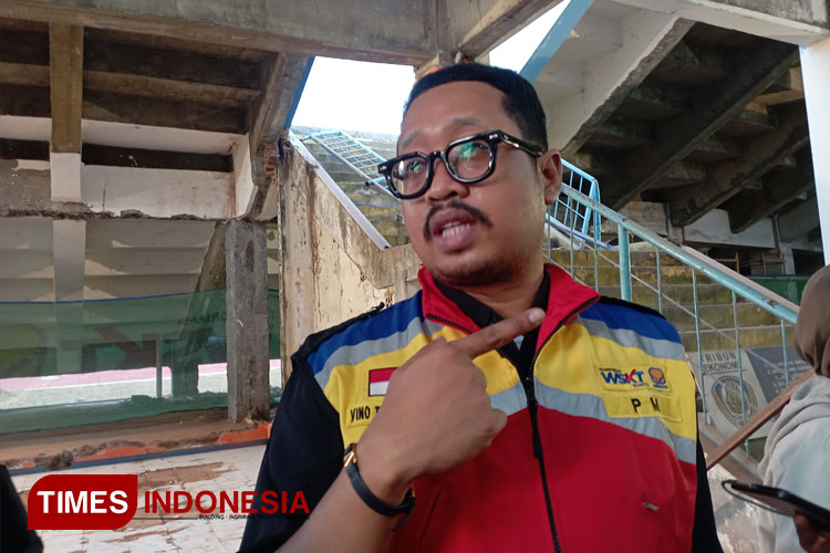 Manajer proyek renovasi Stadion Kanjuruhan dari PT Waskita Karya, Vino Teguh Pramudia, saat menjelaskan alasan pembongkaran Pintu 13 yang dikecam keluarga korban tragedi Kanjuruhan, di Stadion Kanjuruhan, Rabu (24/7/2024). (FOTO: Amin/TI)