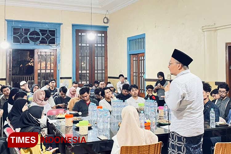 Aliansi BEM Gresik bersama Bacabup Asluchul Alif saat diskusi. (Foto: Akmal/TIMES Indonesia)