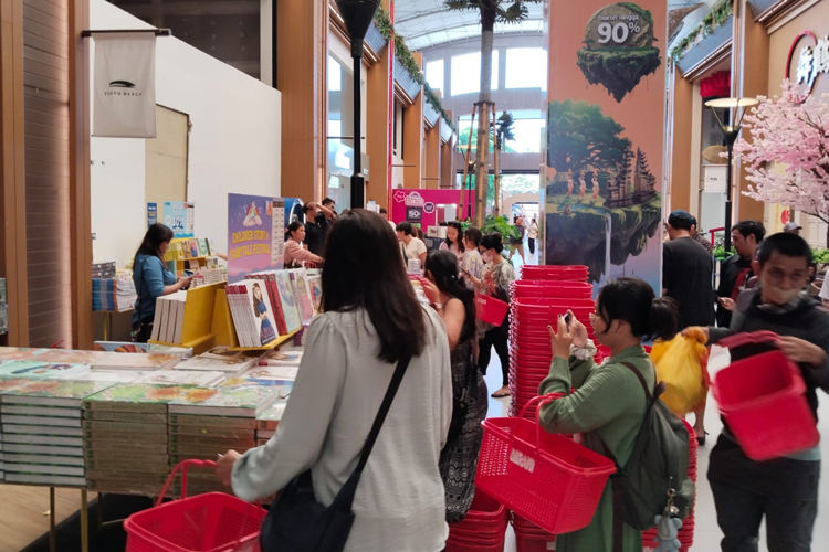 Bazaar Big Bad Wolf Bali diminati para pecinta buku dan literasi. (Foto: Susi/TI)