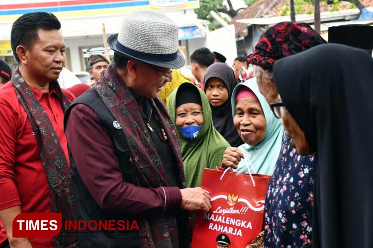 Calon Bupati Majalengka, H Karna Sobahi memberikan bantuan kepada warga kurang mampu. (FOTO: Hendri Firmansyah/TIMES Indonesia)