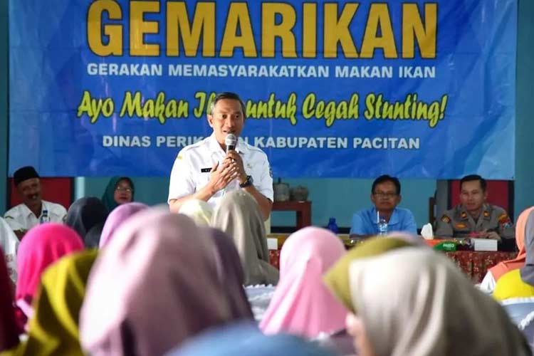 Bupati Pacitan, Indrata Nur Bayuaji saat menggencarkan gemar makan ikan untuk cegah stunting. (Foto: Prokopim Pacitan) 