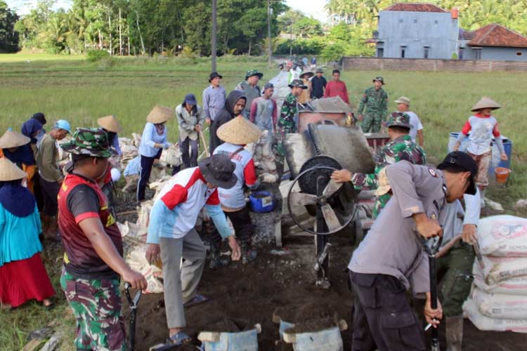 Dua-personel-TNI-saat-mengoperasikan-mesin-molen-cor-di-Desa-Pangliaran-b.jpg