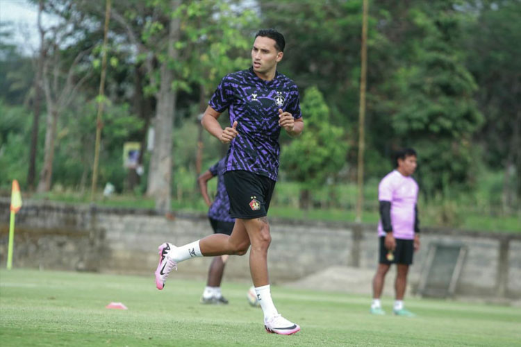 Jadi Rekrutan Terakhir, Ezra Walian Resmi Berkostum Persik Kediri