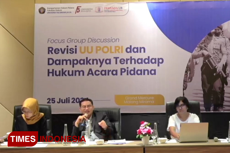 Ahli Hukum Pidana UB, Dr Fachrizal Afandi saat menjadi narasumber dalam FGD bertema Revisi UU Polri dan Dampaknya Terhadap Hukum Acara Pidana, yang diadakan oleh FH UB di Hotel Grand Mercure Malang, Kamis (25/7/2024). (Foto: Achmad Fikyansyah)