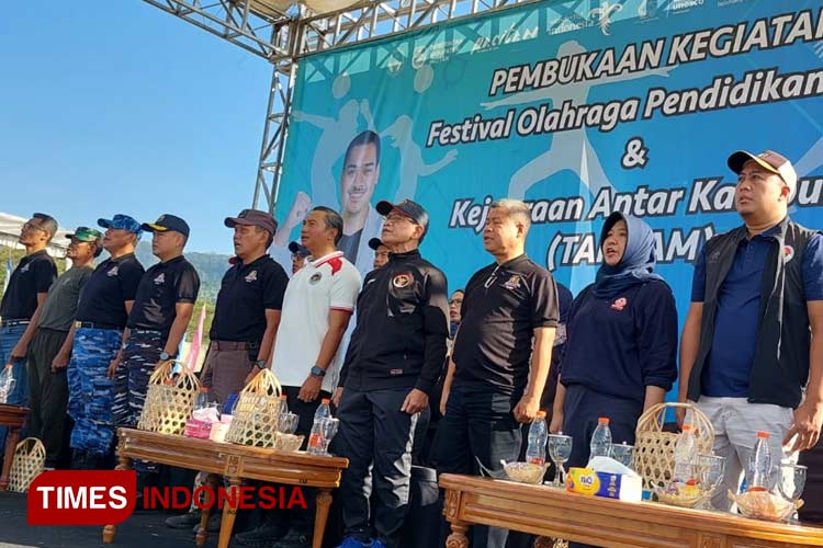 Bupati Pacitan bersama tamu undangan saat pembukaan di stadion Pacitan. (Foto: Rojihan/TIMES Indonesia)
