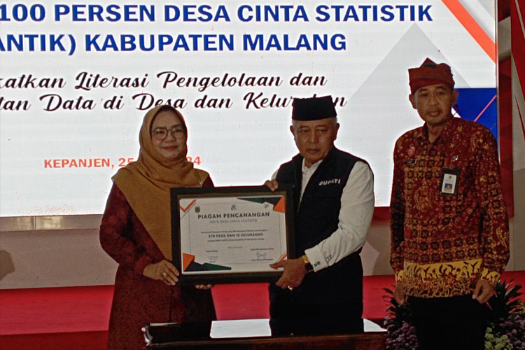 Penandatanganan piagam Pencanangan 100 persen Desa Cinta Statistik, oleh Bupati Malang, HM Sanusi, bersama Kepala BPS Kabupaten Malang, Erny Fatma Setyoharini, di Pendopo Panji, Kantor Bupati Malang, di Kepanjen, Kabupaten Malang, Kamis (25/7