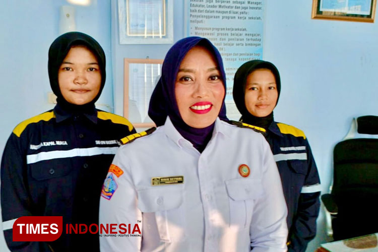 Kepala SMK Pelayaran Nasional Purwokerto, Ninik Setiyani didampingi para tarunanya saat Kampanyekan pencegahan kekerasan, Stop bullying, Rabu (24/7/2024). (FOTO: Sutrisno/TIMES Indonesia)