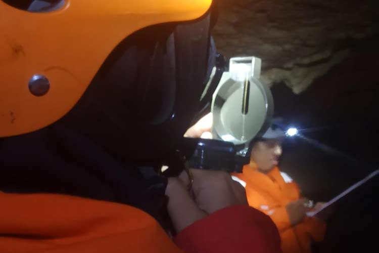 Dua anggota Mapala Halmahera STT Terpadu Nurul Fikri Depok saat melakukan pemetaan di gua Liang Boeh di Desa Parung, Kecamatan Cibalong, Kabupaten Tasikmalaya. Rabu (24/7/2024) (FOTO: Dok. Mapala Halmahera/TIMES Indonesia)