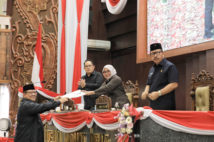 Raperda tentang P-APBD Provinsi Jawa Timur TA 2024 dinyatakan layak untuk dibahas lebih lanjut oleh Badan Anggaran (Banggar) DPRD Jatim saat paripurna, Rabu (24/7/2024).(Dok.Humas Pemprov Jatim)