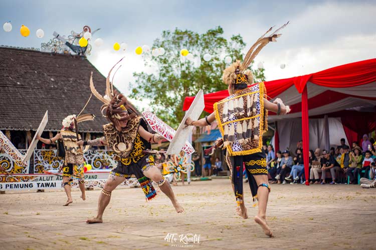 Dayak dance at the harvest festival. (foto Al Taufik/TIMES Indonesia)