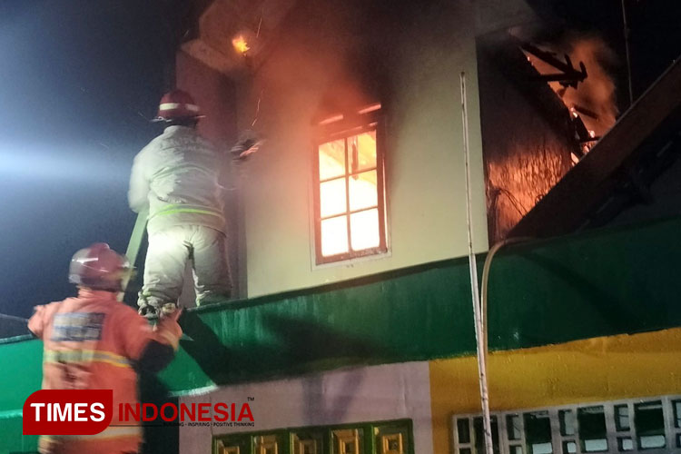 Petugas Damkar Kota Malang saat melakukan prosesi pemadaman api di lantai 2 rumah Jl Lesti. (Foto: Dok. UPT Damkar Kota Malang/TIMES Indonesia)