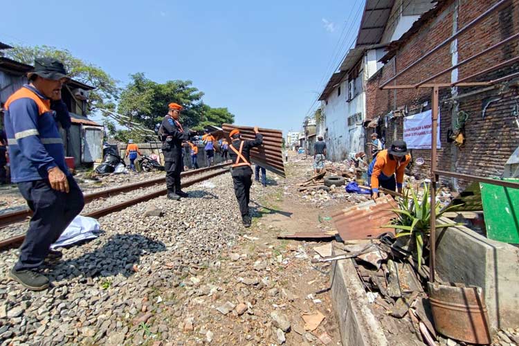 KAI Sterilisasi Jalur Kereta Lintas Stasiun Malang-Blimbing