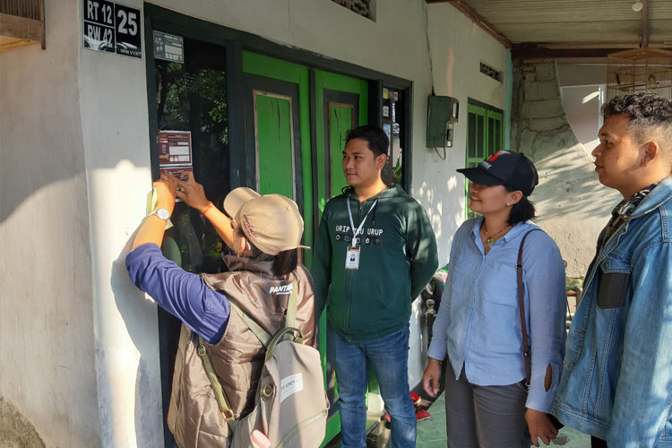 Petugas pemutakhiran data pemilih melakukan proses pencocokan dan penelitian (coklit) data pemilih untuk Pemilihan Bupati dan Wakil Bupati Sleman Tahun 2024. (FOTO: Bawaslu Sleman)