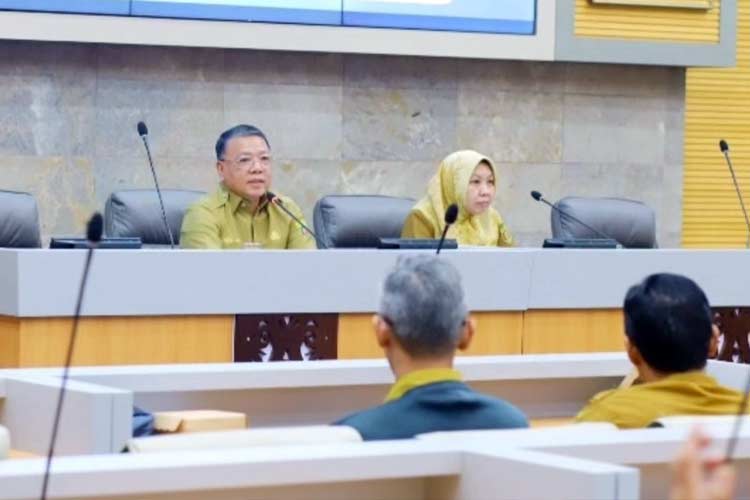 Sekda Kota Samarinda Hero Mardanus memimpin rapat evaluasi program wali kota. (Foto: Prokompim for TIMES Indonesia)