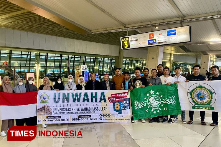 Mahasiswa Unwaha bersama dosen pendamping saat pemberangkatan Student Exchange ke Malaysia. (FOTO: AJP TIMES Indonesia)