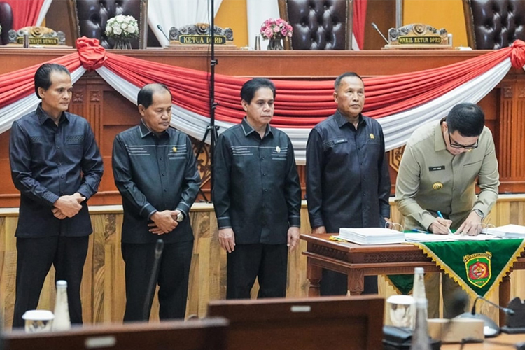 Wali Kota Samarinda Andi Harun menandatangani rancangan KUA PPAS APBD 2025. (Foto: MAF for TIMES Indonesia)