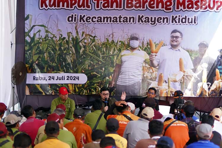 Bupati Kediri saat berdiskusi dengan para petani jagung di Kayen kidul (Foto/Diskominfo Kabupaten Kediri)