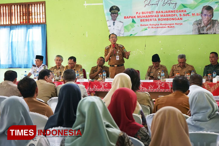 melakukan-kunjungan-kerja-2.jpg