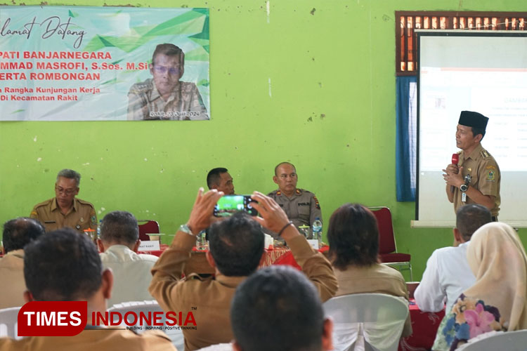melakukan-kunjungan-kerja-3.jpg