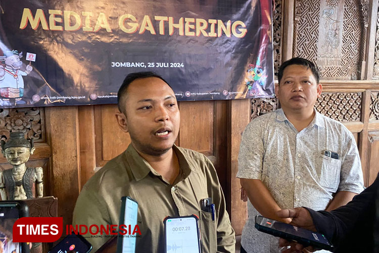 Ketua KPU Jombang, Ahmad Udi Masjkur saat Agenda Media Gathering di Warung Lasiem, Kamis (25/7/2024). (FOTO: Rohmadi/TIMES Indonesia)
