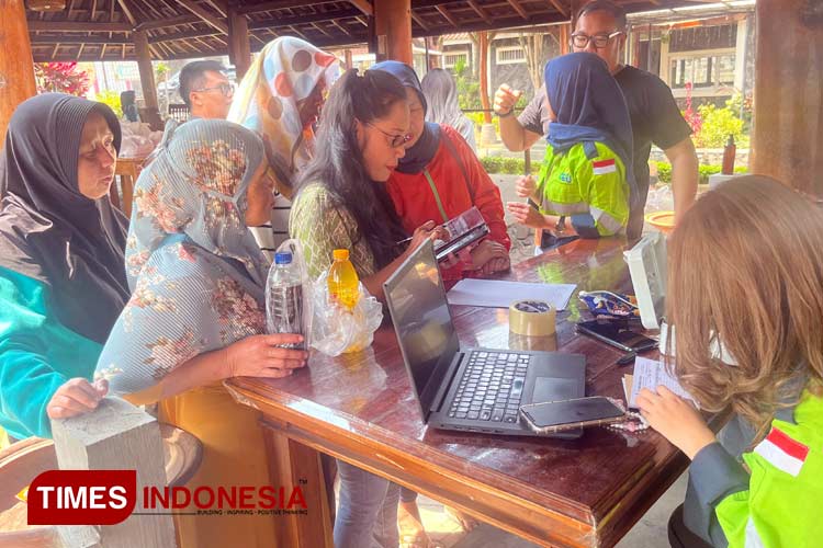 Sesi penukaran minyak jelantah Ibu Mitra Amartha dengan uang ke pihak Green Energi Utama di Restauran Sumilir, Batu. (FOTO: Nadya Shafira Putri/TIMES Indonesia)