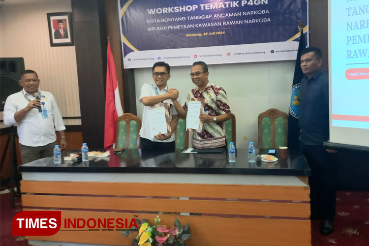 Penyerahan dokumen kerja sama BNNK Bontang dan Baperida Bontang. (FOTO: Kusnadi/TIMES Indonesia)