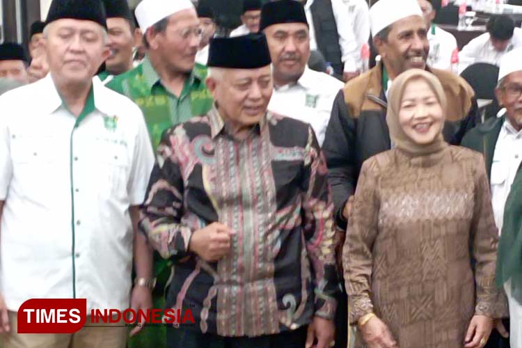Bupati-Malang-Sanusi-dan-Nyai-Lathifah-Shohib-b.jpg