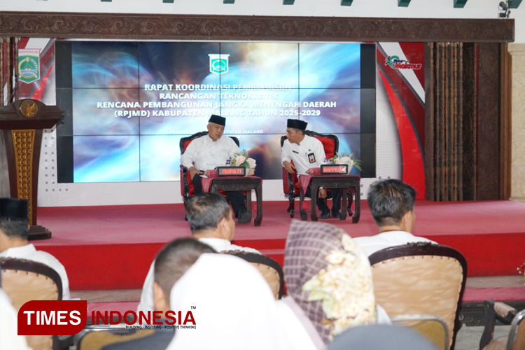 Bupati Malang, HM Sanusi, didampingi Kepala Bappeda Kabupaten Malang, Tomie Herawanto, dalam Forum penyusunan Rancangan Teknokratik RPJMD Kabupaten Malang 2025-2029, di Pendopo Agung Kabupaten Malang, Jum'at (26/7/2024). (Foto Humas Pemkab)