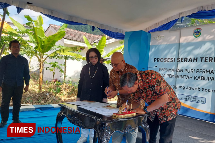 Bupati Pacitan Indrata Nur Bayuaji dan PT Intiland saat tanda tangan penyerahan lahan. (Foto: Rojihan/TIMES Indonesia)