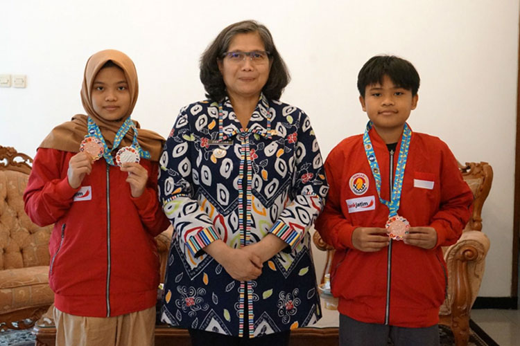 Pj Wali Kota Kediri bersama dua atlet catur Kota Kediri peraih medali kejuaraan catur Eastern Asia Youth Chess Championship di Penang Malaysia (FOTO: Diskominfo Kota Kediri)