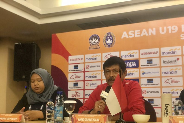 Pelatih Timnas Indonesia U-19 Indra Sjafri saat hadir pada sesi jumpa pers di Surabaya, Jumat (27/7/2024), menjelang laga semifinal Piala AFF U-19 melawan Malaysia U-19 di Stadion Gelora Bung Tomo, Surabaya, Sabtu (27/7/2024). (ANTARA/Zaro Ezza)
