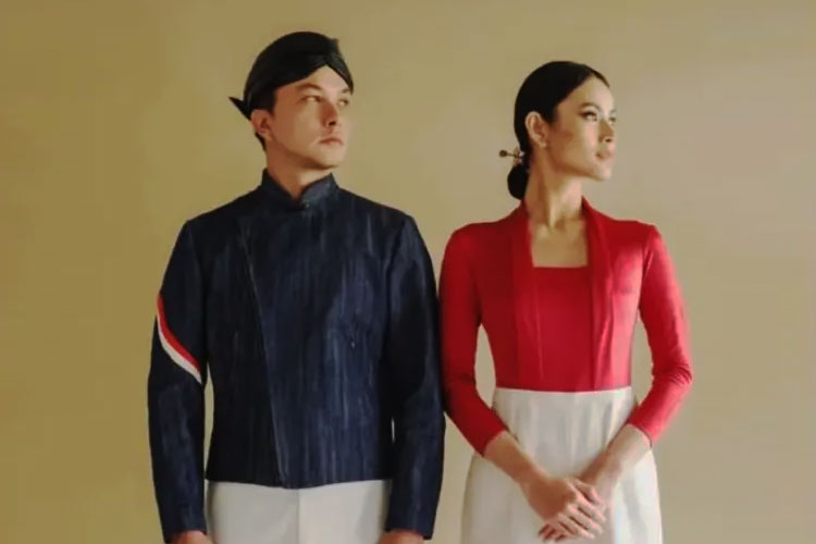 Nicholas Saputra dan Marissa Anita tampil dalam pemotretan pengenalan seragam atlet Indonesia untuk defile opening ceremony atau parade pembukaan Olimpiade Paris.