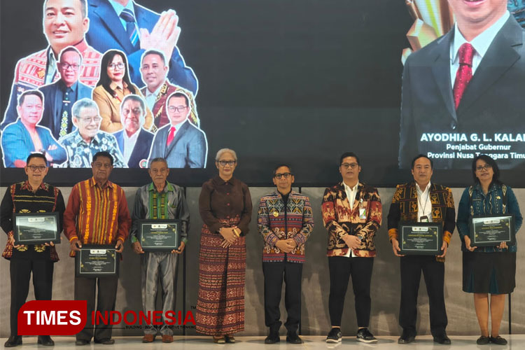 Penyerahan penghargaan kepada nominator Paritrana Award 2024 oleh Gubernur NTT, Ayodhia Kalake. (FOTO: Humas Pemprov NTT for TIMES Indonesia)