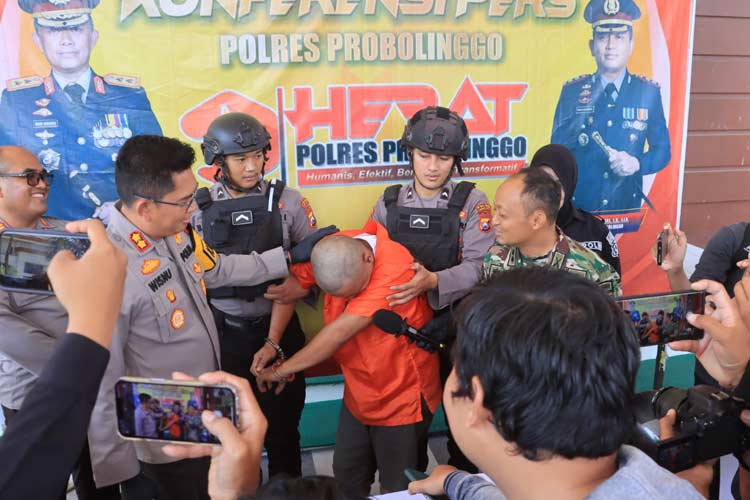 Kapolres Probolinggo AKBP Wisnu Wardana, mengintrogasi tersangka.(Foto: Humas Polres Probolinggo for TIMES Indonesia)