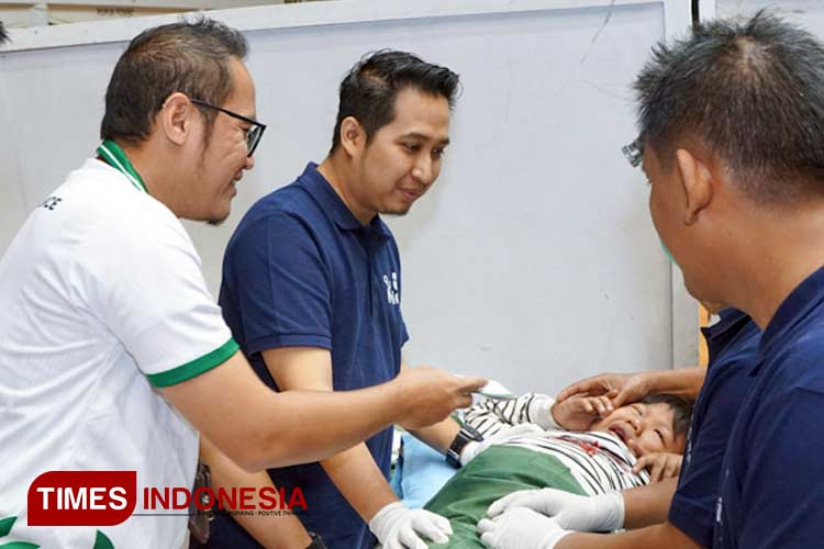 Prosesi kegiatan khitan massal gratis dengan menjangkau 120 anak. (Foto: Akmal/TIMES Indonesia).