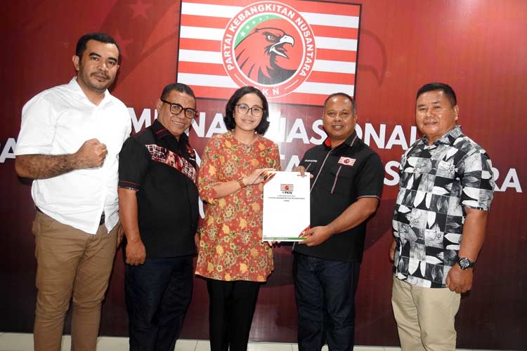 Sashabila Mus saat mengambil Rekomedasi PKN, diberikan langsung oleh Sekjen Sri Mulyono. (Foto: Husen Hamid /TIMES Indonesia)