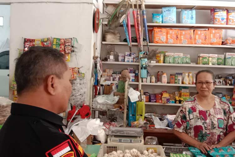 Kepala Bidang Penegakan Perundang-Undangan Daerah Satpol PP Kabupaten Malang, Bowo saat sosialisasi gempur rokok ilegal di warung Bu Santi Warga RT 07 RW 01 Desa Clumprit Kecamatan Pagelaran Kabupaten Malang, Jum'at, (26/7/2024 )Capt