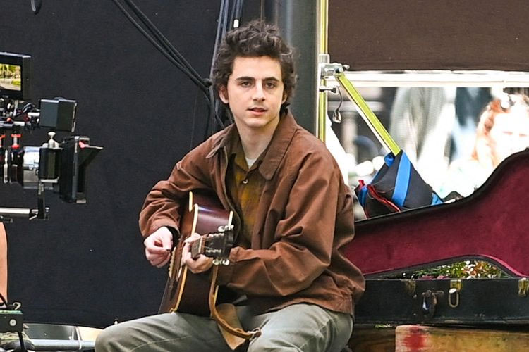 Timothée Chalamet Perankan Bob Dylan dalam Film Biopik