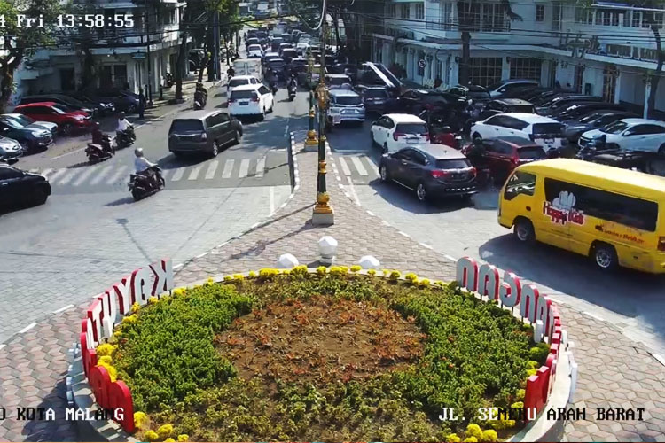 Kawasan simpang Rajabali yang bakal ditambah median jalan mengarah ke Jl Semeru, Kota Malang. (FOTO: Tangkapan Layar CCTV Malang Kota)