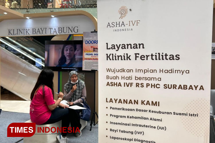 ASHA IVF Surabaya melayani konsultasi saat pameran di Atrium Grand City Mall Surabaya, Jumat (26/7/2024).(Foto : Lely Yuana/TIMES Indonesia)