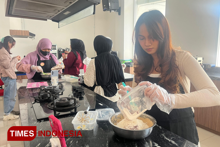 Peserta sedang mencampur bahan kering ke dalam bowl yang sudah disediakan dalam Baking Class ‘Tower Cookie’, di Malang Creative Center, Sabtu, (27/7/2024). (FOTO: Nadya Shafira Putri/TIMES Indonesia)