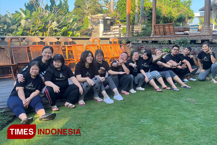 Irene Ridjab berfoto bersama IBK binaan House of Hope yang juga disertai Inge Anugrah setelah sesi olah fisik dan yoga selesai. (Foto: Djarot/TIMES Indonesia)