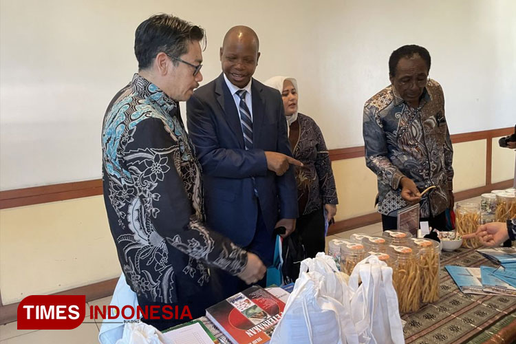 Kepala BBPP Batu (kiri) bersama Duta Besar Mozambique (tengah) dan Duta Besar Kenya (kanan) saat mengunjungi booth BBPP Batu. (FOTO: AJP TIMES Indonesia)