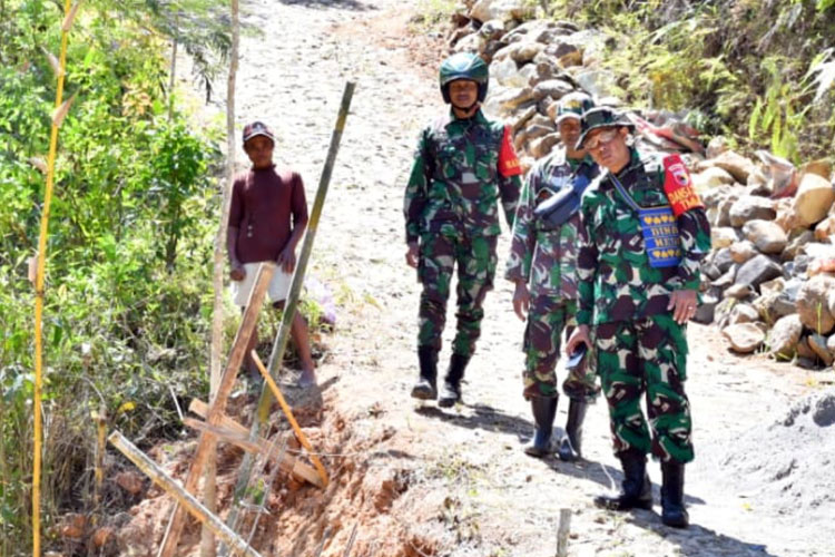 Dansatgas TMMD ke-121 Kodim 0802/Ponorogo Tinjau Progres Pembangunan Jalan di Desa Selur