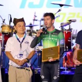 Dua Pembalap Tour de Banyuwangi Ijen Terima Penghargaan Khusus