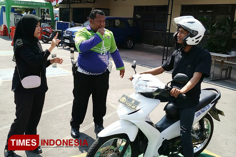 Buat SIM, Pemohon Tuna Rungu di Kota Kediri Ditemani Pendamping Khusus
