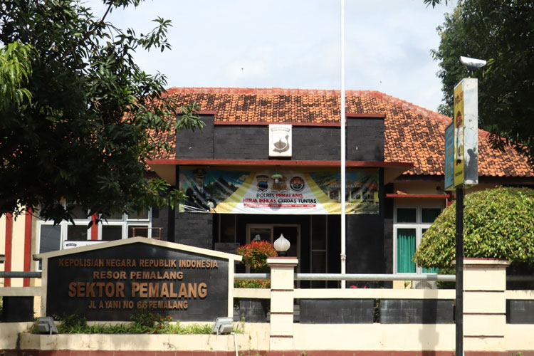 Kantor Polsek Pemalang kota dan sejumlah barang bukti hasil penipuan. (Foto: Istimewa )