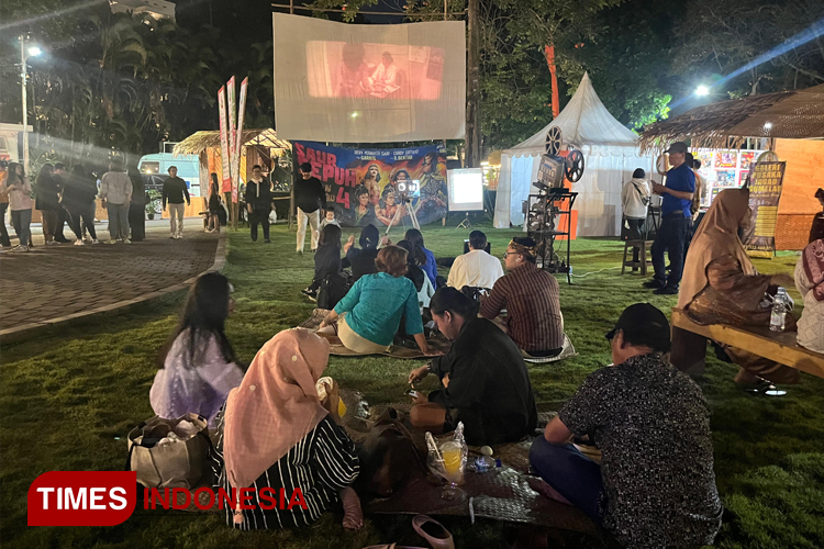 Suasana Pemutaran Film Rhoma Irama pada Layar Tancap di Tong Tong Night Market, Kota Malang. (FOTO: Nadya Shafira Putri/TIMES Indonesia)